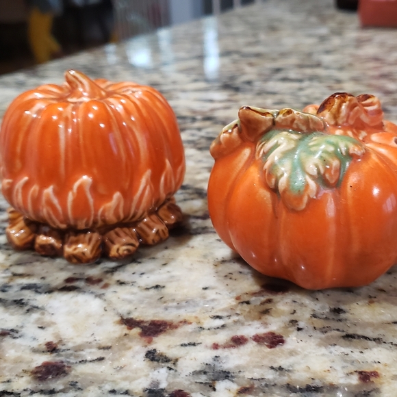 Like new pumpkin salt and pepper shakers - Picture 3 of 4